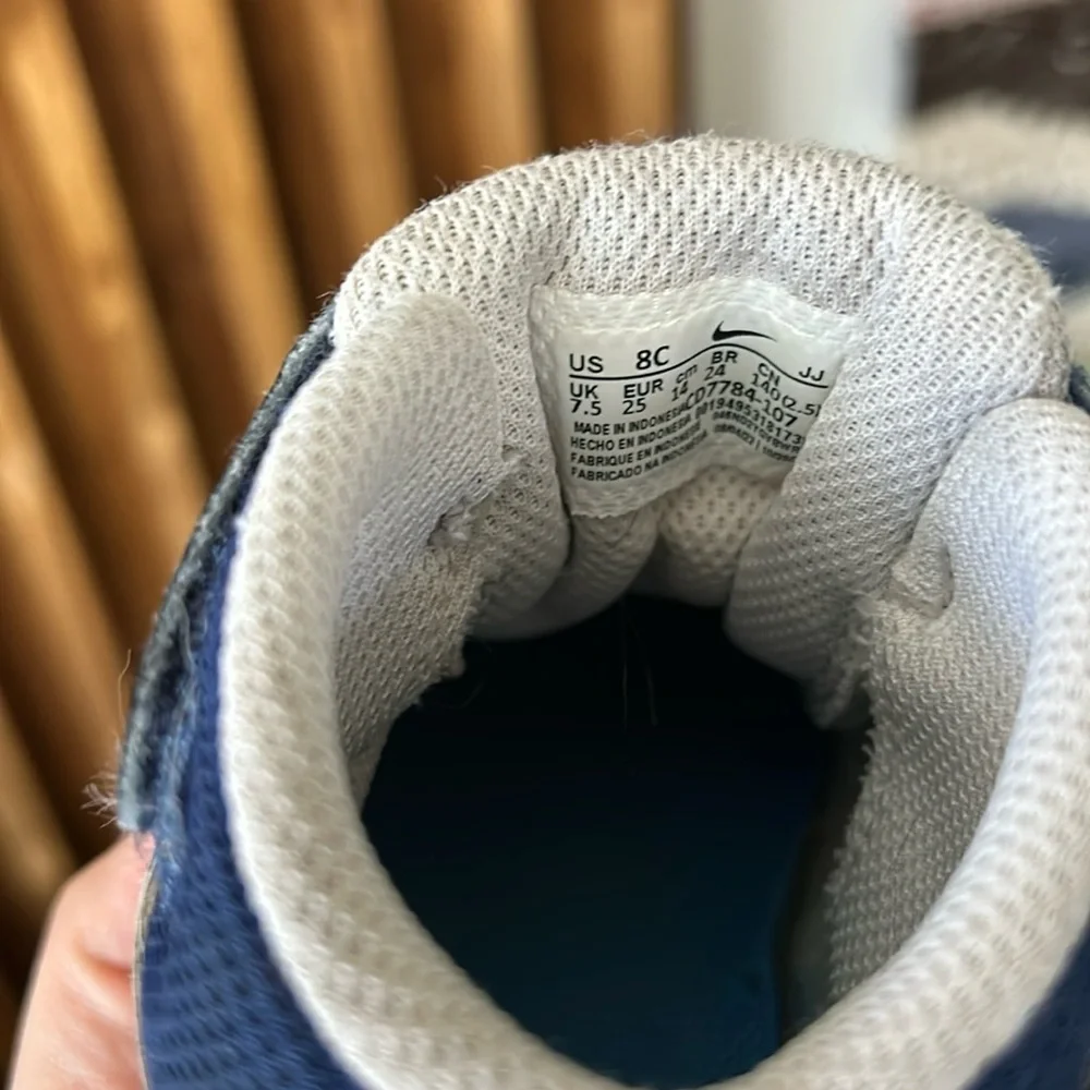 Nike Boy Court Borough Mid 2 Sneakers. 7.5C